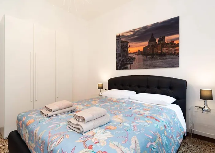 Just Urban Stays - Castello 5067 Boutique Apartment